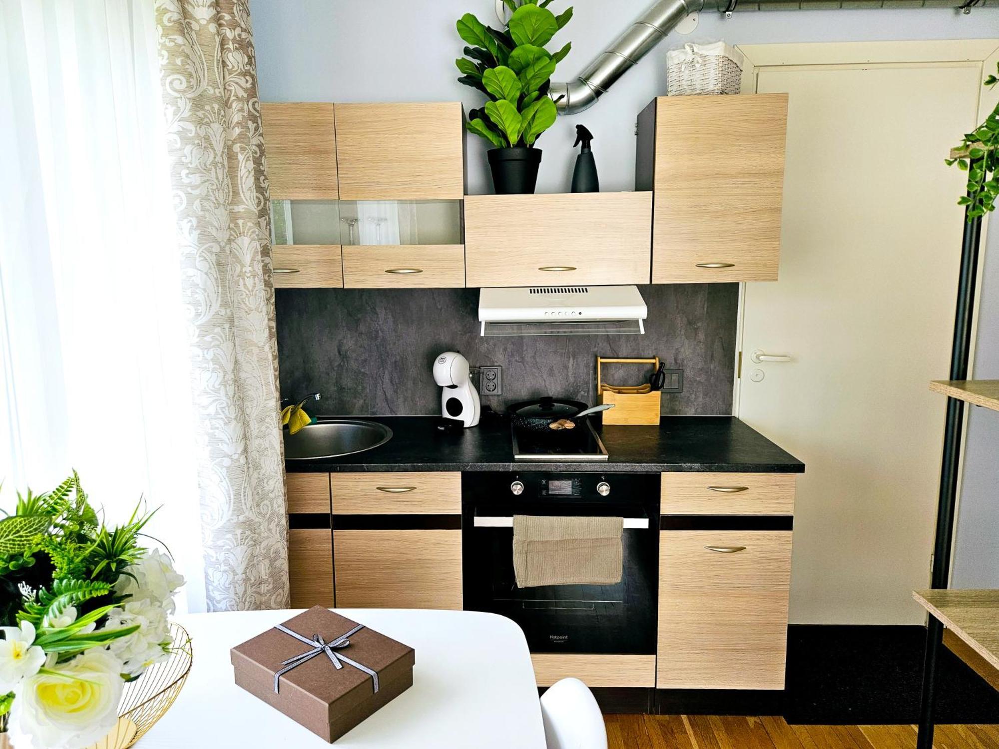 Cofy Rentals - Centrally Located, Quiet District, Air-Conditioning, Free Parking, 24-7 Express Check-In-Out, Close To Sea And Everything You Need For Living! Tallinn Room photo